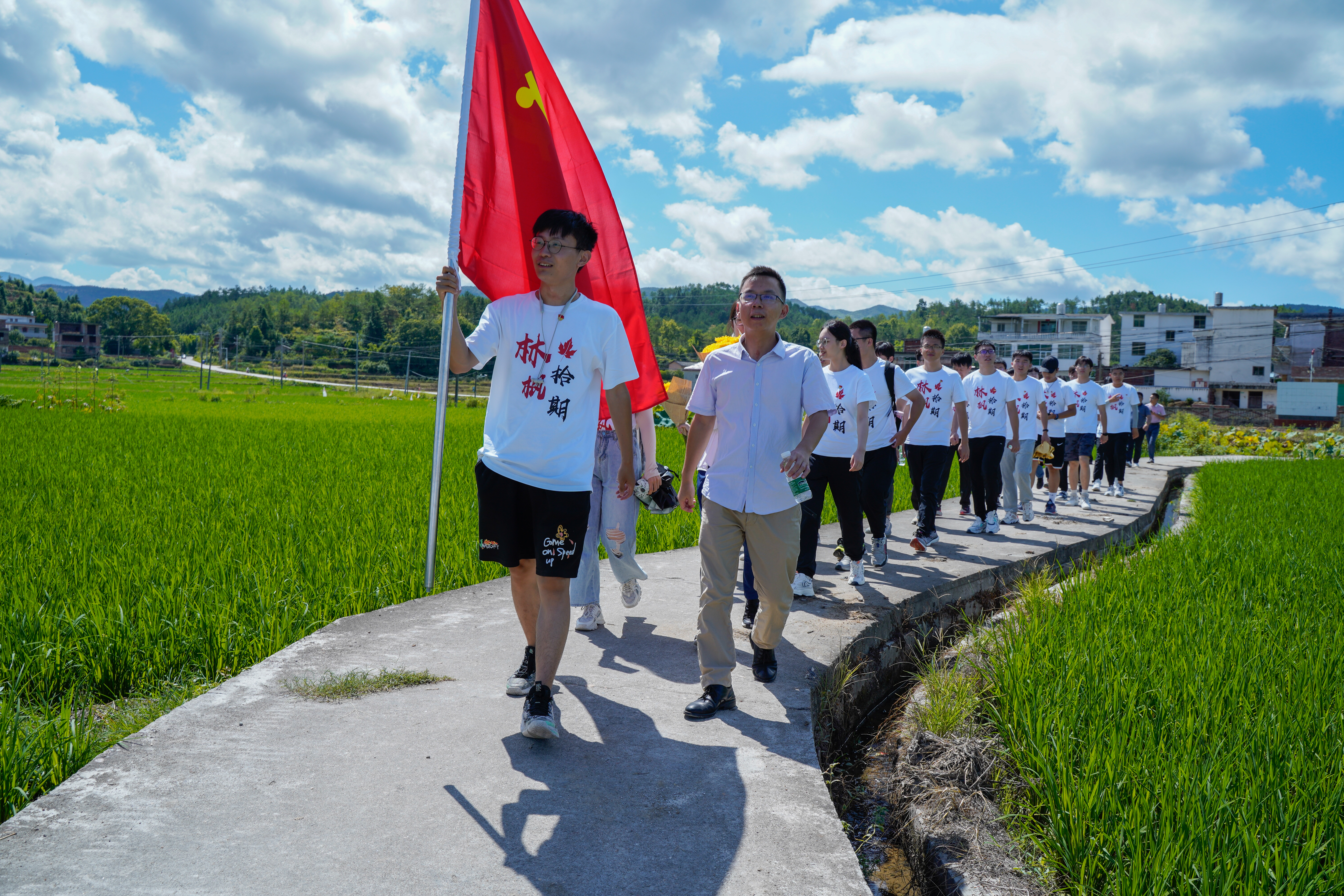 20220808-0814-英国上市公司官网365“林枫计划”师生赴江西赣县区调研实践-桂雨谦摄-支队师生前往大埠农民武装暴动纪念碑.jpg